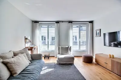 Télévision ou salle de divertissement dans l'établissement PARISIAN HOME l MONTORGUEIL
