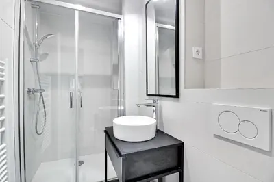 Salle de bains dans l'établissement PARISIAN HOME l MONTORGUEIL