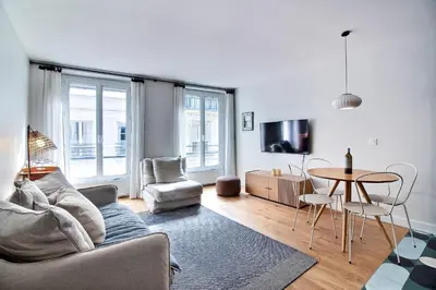 Télévision ou salle de divertissement dans l'établissement PARISIAN HOME l MONTORGUEIL