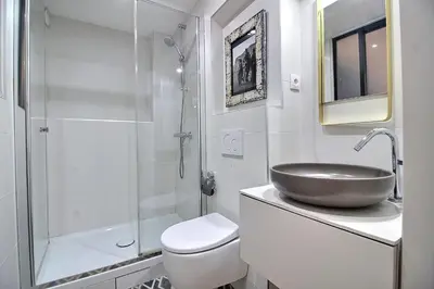 Salle de bains dans l'établissement PARISIAN HOME l MONTORGUEIL