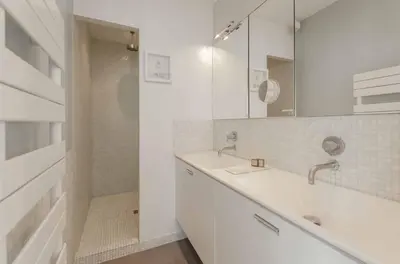 Salle de bains dans l'établissement 502254 - Spacious duplex apartment for 12 people near Les Halles
