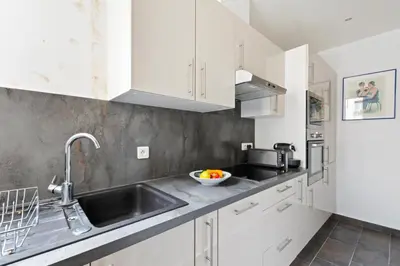 Cuisine ou kitchenette dans l'établissement GuestReady - Apt fonctionnel situé dansl e 15ème