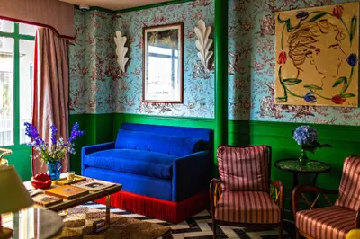 Coin salon dans l'établissement Hôtel Les Deux Gares & Spa