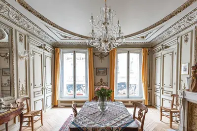 Coin salon dans l'établissement Veeve - Classical Features in the 9th