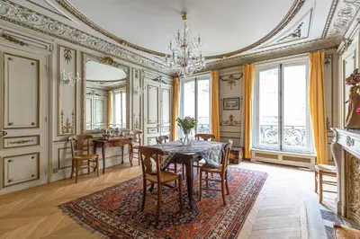 Coin salon dans l'établissement Veeve - Classical Features in the 9th