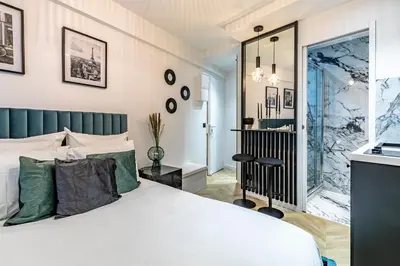 Un ou plusieurs lits dans un hébergement de l'établissement Le Studio Du Parc Monceau