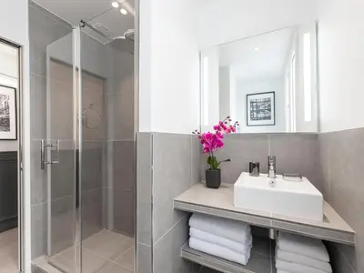 Salle de bains dans l'établissement LivinParis - Luxury 2 Bedrooms Opera I