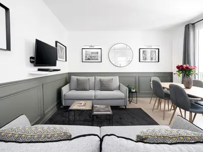 Télévision ou salle de divertissement dans l'établissement LivinParis - Luxury 2 Bedrooms Opera I