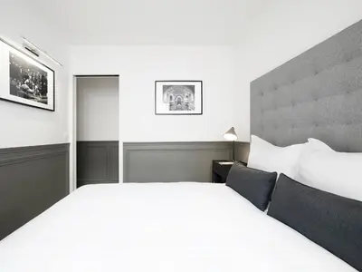 Un ou plusieurs lits dans un hébergement de l'établissement LivinParis - Luxury 2 Bedrooms Opera I