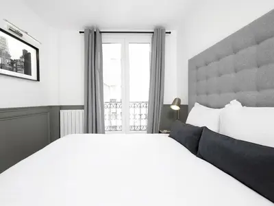 Un ou plusieurs lits dans un hébergement de l'établissement LivinParis - Luxury 2 Bedrooms Opera I