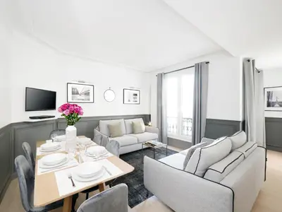 Télévision ou salle de divertissement dans l'établissement LivinParis - Luxury 2 Bedrooms Opera I