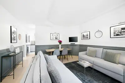 Coin salon dans l'établissement LivinParis - Luxury 2 Bedrooms Opera I