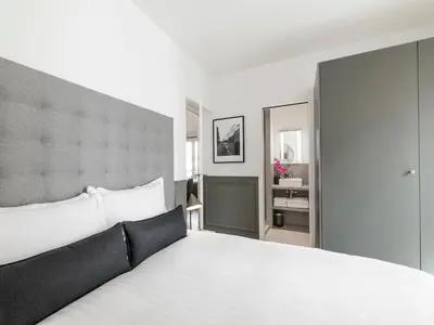 Un ou plusieurs lits dans un hébergement de l'établissement LivinParis - Luxury 2 Bedrooms Opera I