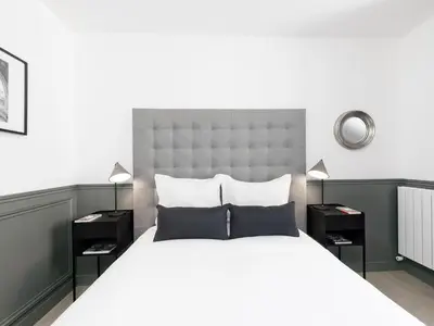 Un ou plusieurs lits dans un hébergement de l'établissement LivinParis - Luxury 2 Bedrooms Opera I