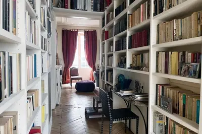 Bibliothèque dans l'appartement