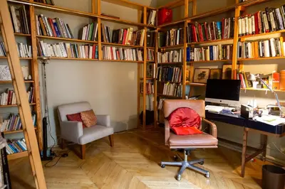 Bibliothèque dans l'appartement