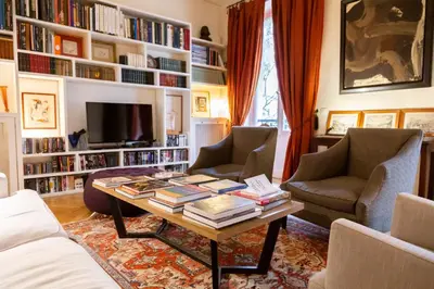 Coin salon dans l'établissement Bright And Luxurious Apt In The Heart Of Paris