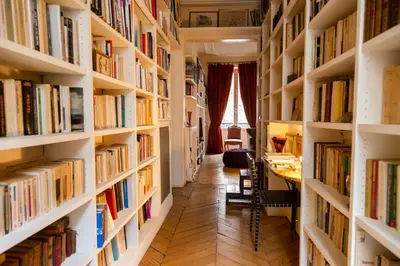 Bibliothèque dans l'appartement