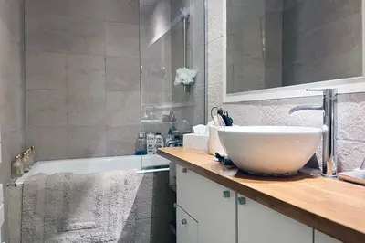 Salle de bains dans l'établissement Bright And Luxurious Apt In The Heart Of Paris