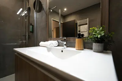 Salle de bains dans l'établissement Nemea Appart Hotel Paris Levallois