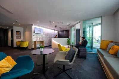 Télévision ou salle de divertissement dans l'établissement Nemea Appart Hotel Paris Levallois