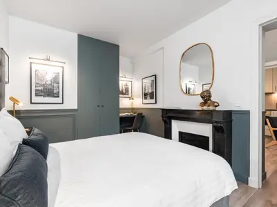 Un ou plusieurs lits dans un hébergement de l'établissement LivinParis - Luxury 2 Bedrooms Opera VI