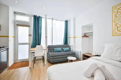Un ou plusieurs lits dans un hébergement de l'établissement cosy independant studio proche gare et jardin