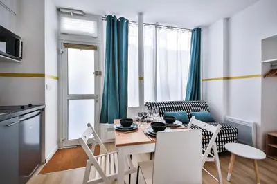 Cuisine ou kitchenette dans l'établissement cosy independant studio proche gare et jardin