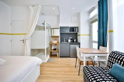 Cuisine ou kitchenette dans l'établissement cosy independant studio proche gare et jardin