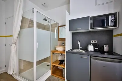Cuisine ou kitchenette dans l'établissement cosy independant studio proche gare et jardin