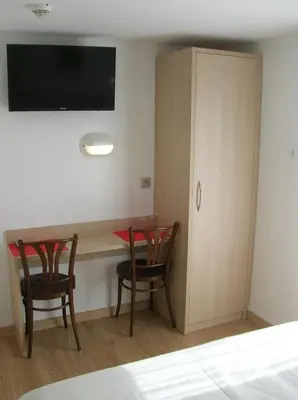 Un ou plusieurs lits dans un hébergement de l'établissement Hotel Darcet
