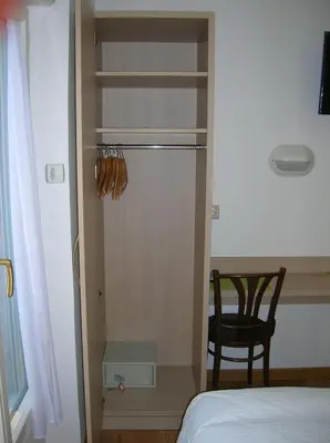 Un ou plusieurs lits dans un hébergement de l'établissement Hotel Darcet