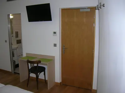Télévision ou salle de divertissement dans l'établissement Hotel Darcet