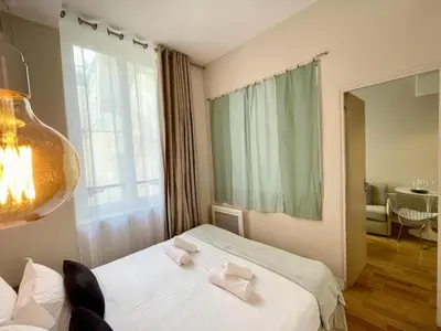 Un ou plusieurs lits dans un hébergement de l'établissement PARISIAN HOME l BELLAN