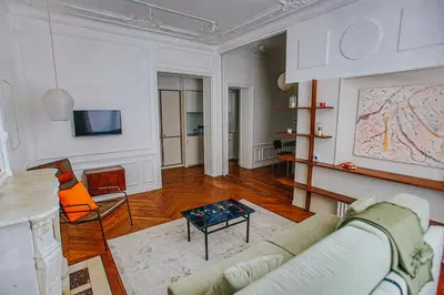 Télévision ou salle de divertissement dans l'établissement Appt calme et central proche Arc de Triomphe