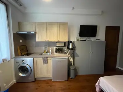 Cuisine ou kitchenette dans l'établissement Studio Saint-Placide