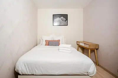 Un ou plusieurs lits dans un hébergement de l'établissement Chic Two Bedroom Apartment steps from Champs Elysees