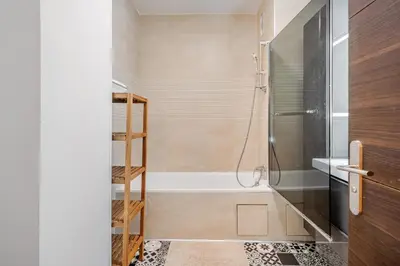 Salle de bains dans l'établissement Chic Two Bedroom Apartment steps from Champs Elysees