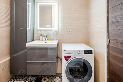 Salle de bains dans l'établissement Chic Two Bedroom Apartment steps from Champs Elysees