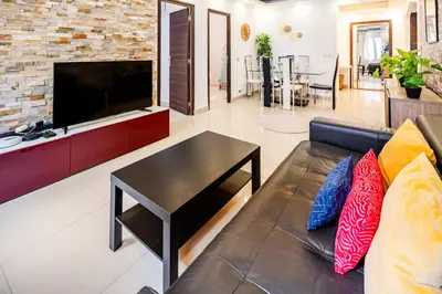 Télévision ou salle de divertissement dans l'établissement Chic Two Bedroom Apartment steps from Champs Elysees