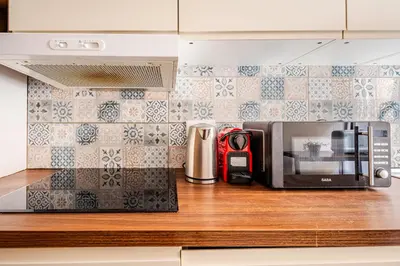Cuisine ou kitchenette dans l'établissement Chic Two Bedroom Apartment steps from Champs Elysees