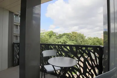 Balcon ou terrasse dans l'établissement Chic Two Bedroom Apartment steps from Champs Elysees