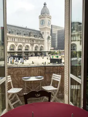 Restaurant ou autre lieu de restauration dans l'établissement Charming 2 Bedroom Apartment with view of Paris Gare de Lyon