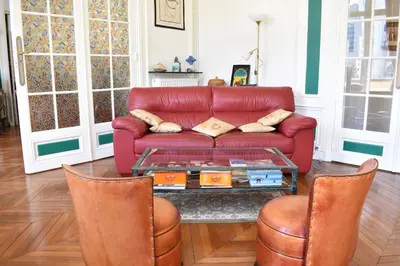 Coin salon dans l'établissement Charming 2 Bedroom Apartment with view of Paris Gare de Lyon