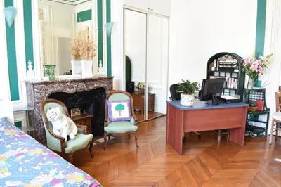 Coin salon dans l'établissement Charming 2 Bedroom Apartment with view of Paris Gare de Lyon