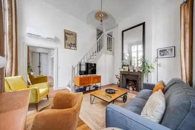 Télévision ou salle de divertissement dans l'établissement Les appartements de l'atelier Paris 3