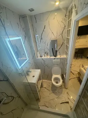 Salle de bains dans l'établissement Modern's Hotel