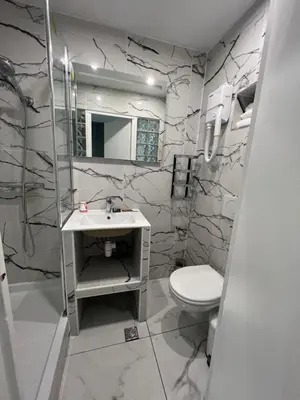Salle de bains dans l'établissement Modern's Hotel