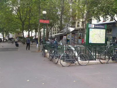 Vélo sur le terrain de l'établissement GuestReady - Modern Studio 1min Charonne Metro ou dans les environs