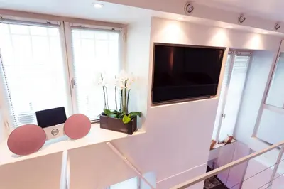Télévision ou salle de divertissement dans l'établissement Stylish,luxury duplex Paris city center